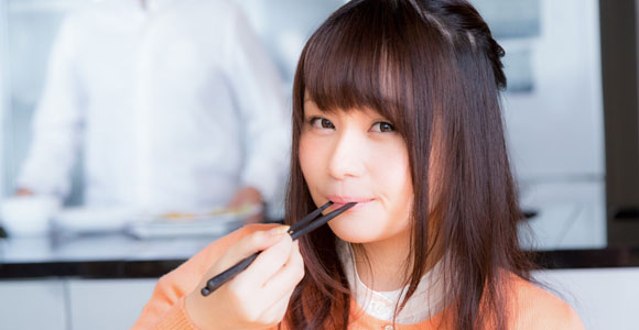 肉食系女子はまさに「肉を食べる」